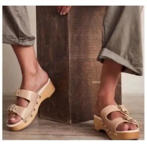 Free People Fiona Cream Croc Buckle Stud Accent Wooden Cushioned Clogs NEW 9/39